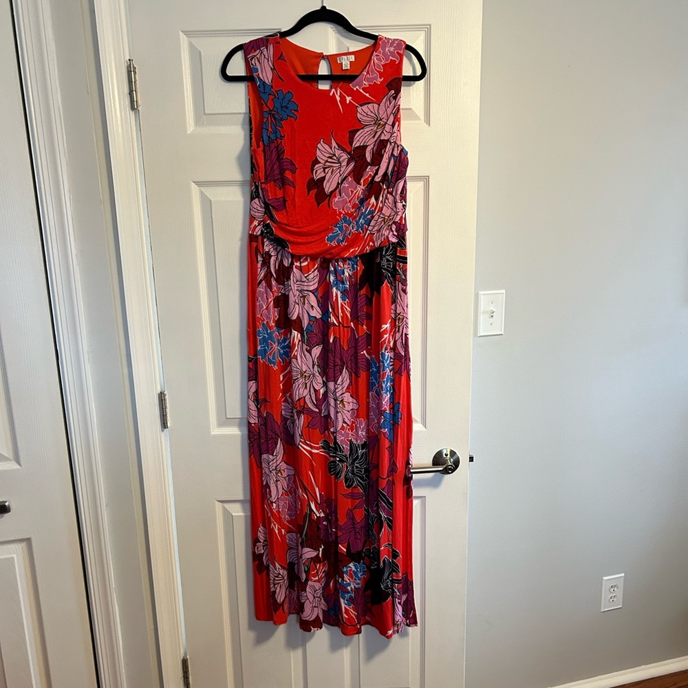 Spense floral maxi dress. Elastic waisted. Loose flowy top. Side slit.
